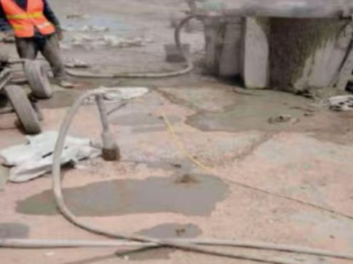 济宁水泥混凝土路面板底注浆技术 路面脱空注浆整治方案